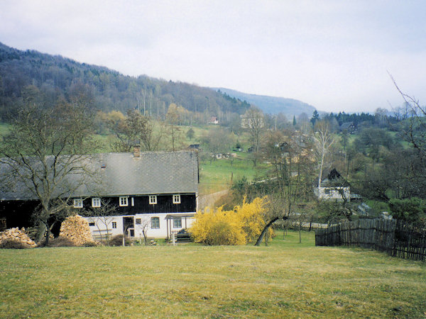 Blick von der Kirche zur Schule.