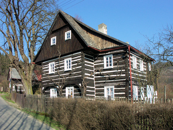 Patrový roubený dům nad kostelem.