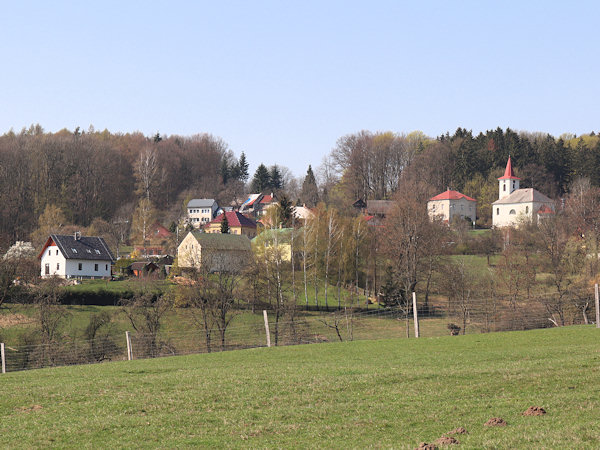 Ortsmitte mit Kirche.