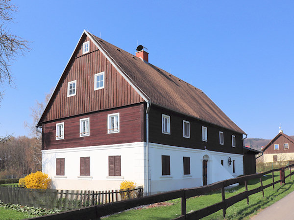 Eines der grösseren einstöckigen Häuser der Gemeinde.