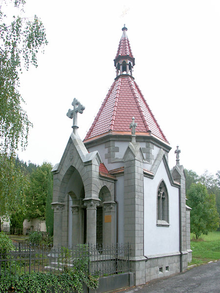 Hrobka rodiny Franze Ladische na okraji hřbitova.