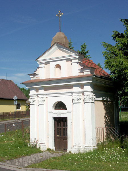 Kaple sv. Kříže v centru osady.
