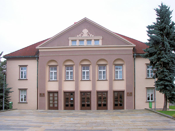 Front des Theaters in der Nähe des Busbahnhofs.