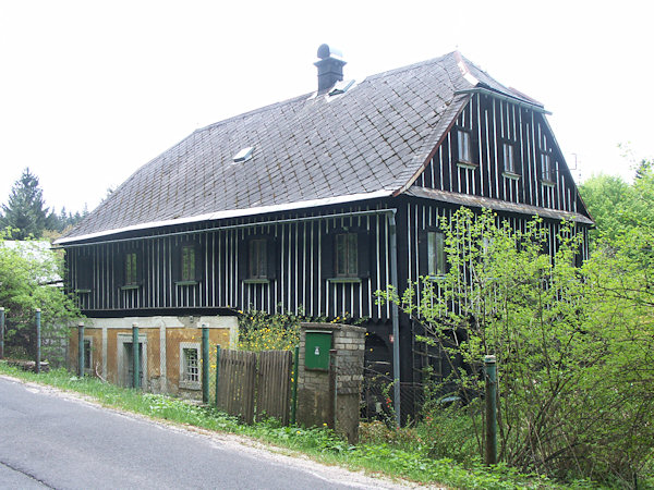 Denkmalgeschütztes Haus Nr. 209 im oberen Teil der Siedlung.