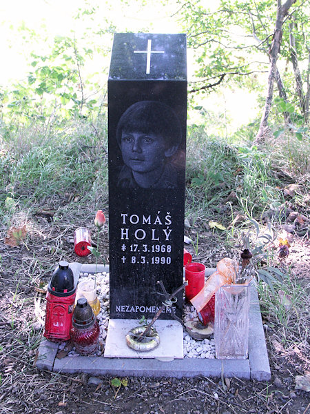Pomníček Tomáše Holého z roku 2015.