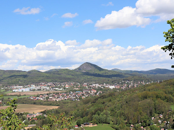 Pohled na západní část města s horou Klíč ze Skalického vrchu.
