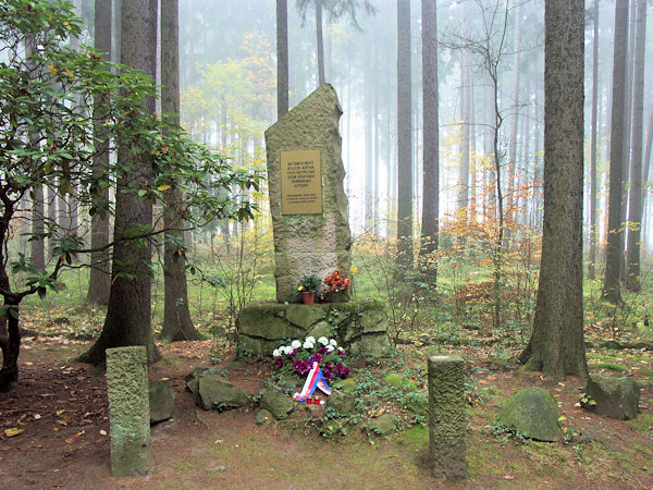 Pomník na místě popravy účastníků rumburské vzpoury za lesním hřbitovem.