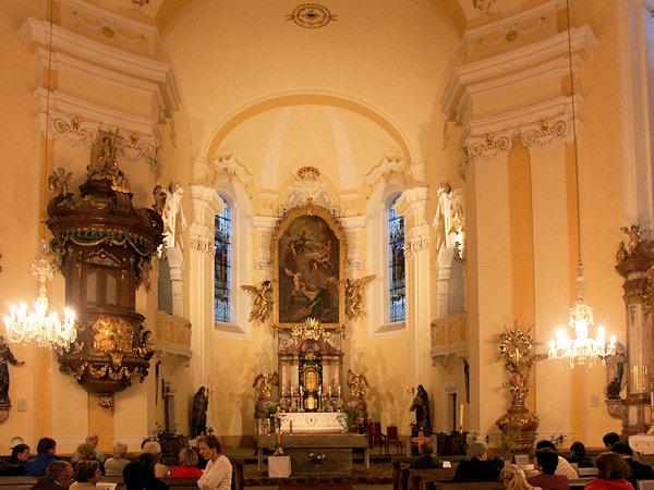 Inneres der Kirche Mariä Himmelfahrt.