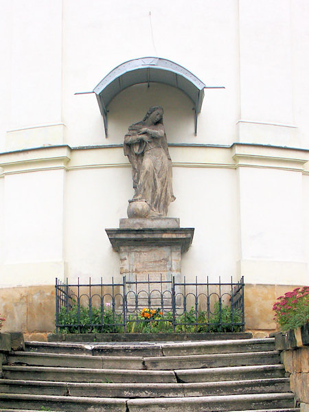 Socha Panny Marie za kostelem.