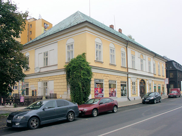 Bývalý hotel U města Vídně, v jehož sálu se dochovaly nástropní malby od Josefa Navrátila.