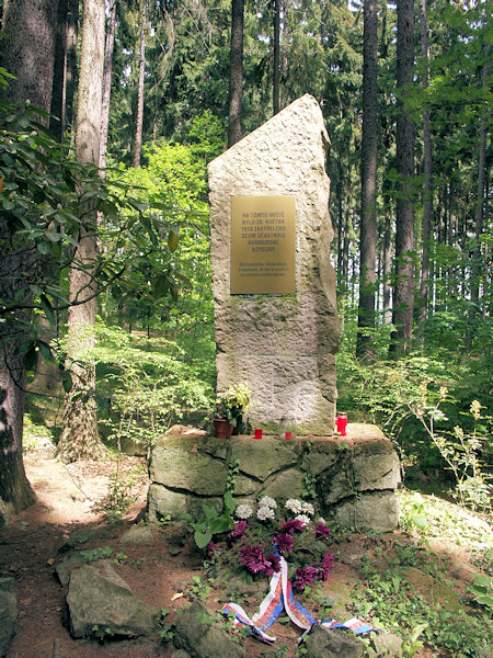 Památník na místě popravy za Lesním hřbitovem.