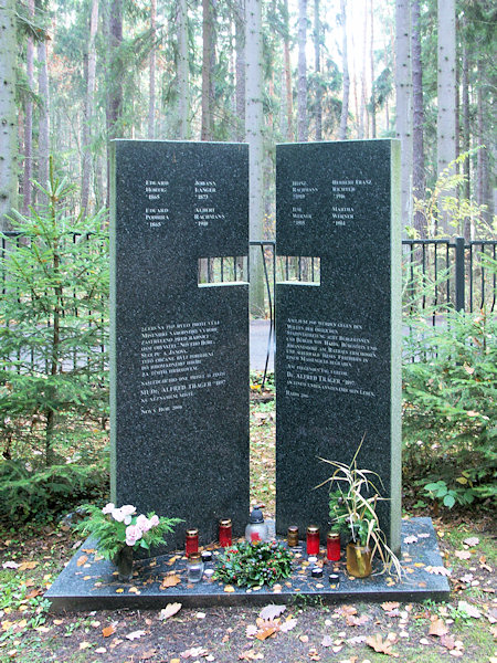 Symbolický hrob německých obyvatel, zastřelených 2. června 1945.