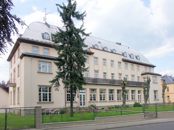 Výstavná budova hotelu z roku 1926.