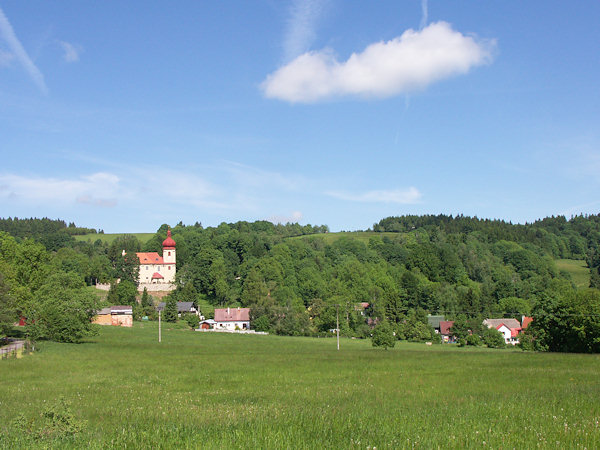 Das Oberdorf mit der Kirche der hl Dreifaltigkeit. Im Hintergrund der Blottendorfer Berg.