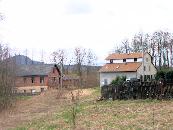 Domky v dolní části osady.