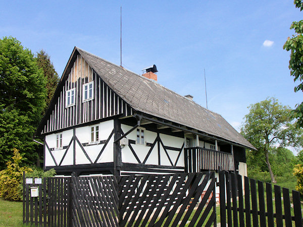 Ein Umgebindehaus mit einem Fachwerkboden.