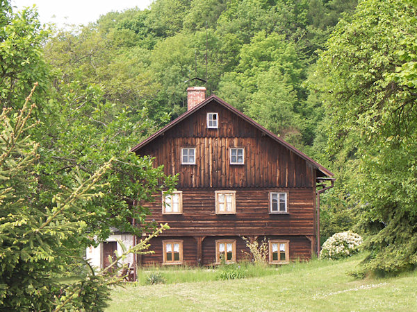 Eingeschossiges Fachwerkhaus im oberen Teil der Siedlung.