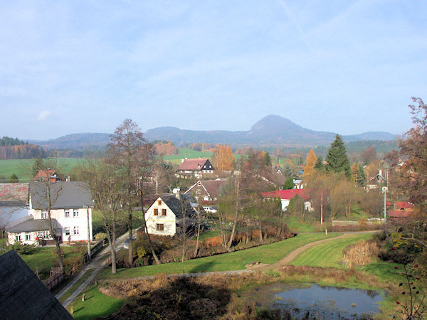 Häuser im zentralen Teil des Dorfes. Im Hintergrund ist der Berg Klíč (Kleis) zu sehen.