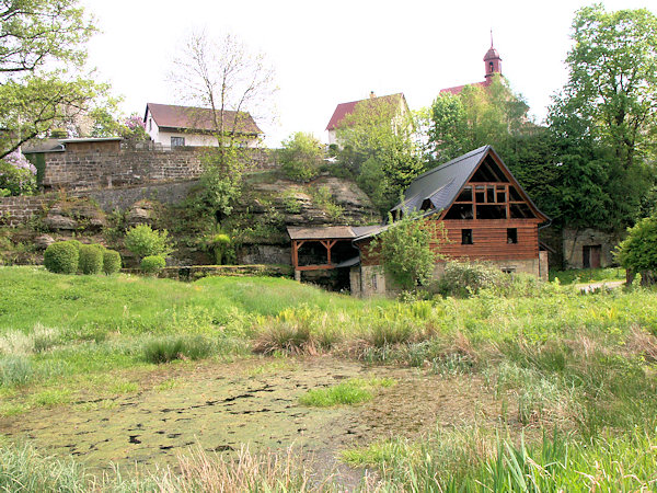 Das Zentrum des Dorfes mit dem Teich, dem Gebäude der ehemaligen Mühle und der Kapelle des Hl. Antonius im Hintergrund.