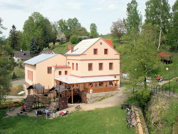 Budova obecního úřadu s hostincem.