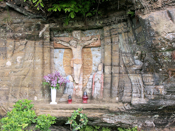 Reliéf Krista na kříži v obci na úpatí Pomahačova vrchu.