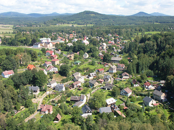 Gesamtansicht von Sloup (Bürgstein) vom Aussichtsturm Na Stráži (Wachstein).