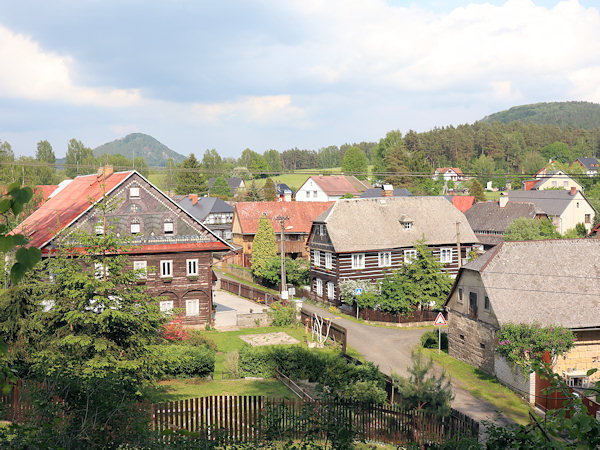 Häuser mit ausgeschmückten Giebeln unterhalb der Kirche.