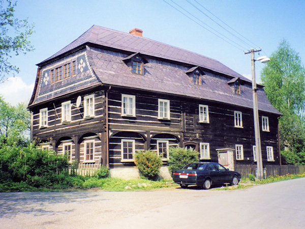 Einstöckiges Umgebindehaus mit Mansardendach im Nordteil der Gemeinde.