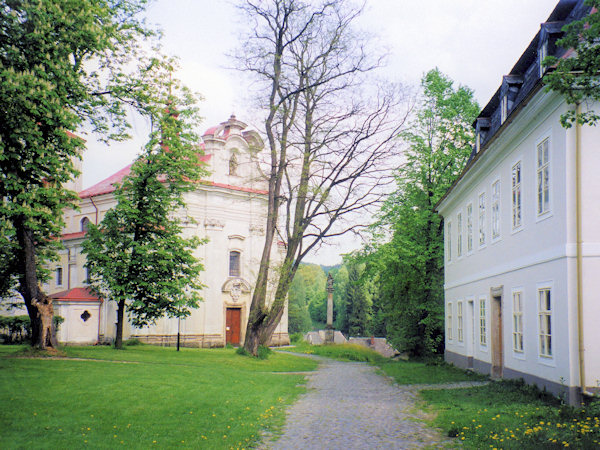 Platz mit der Kirche und dem Pfarrhaus.