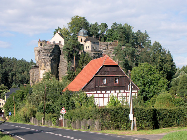 Der Einsiedlerstein mit der Einsiedelei am Südrande von Sloup (Bürgstein).