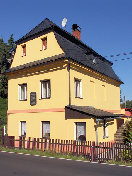 Geburtshaus von Ferdinand Břetislav Mikovec mit der Gedenktafel.