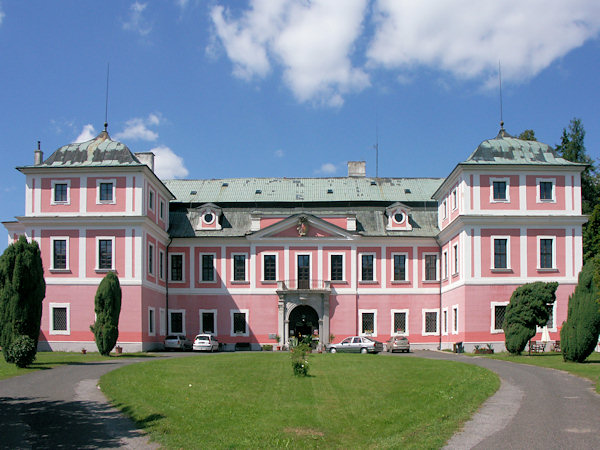 Hauptfassade des Schlosses.
