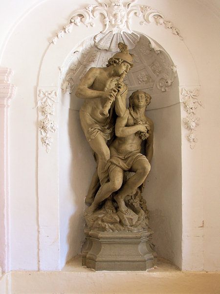 Die Statuengruppe mit Merkur und Argos von Anton Braun in der Schlossdurchfahrt.