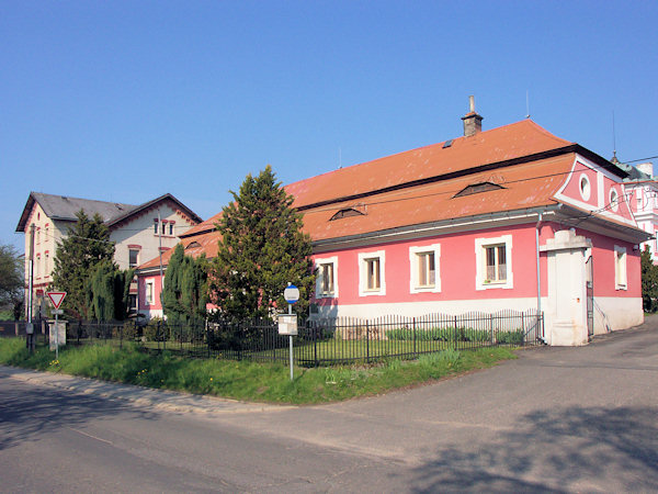 Die Wirtschaftsgebäude des Schlosses mit dem gräflichen Hotel im Hintergrunde.