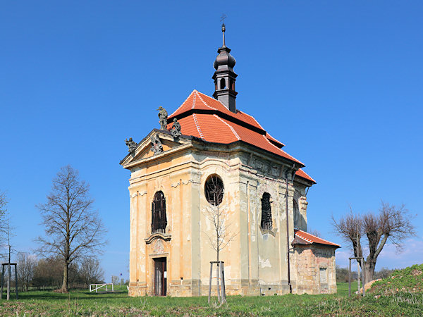 Zchátralá kaple sv. Jana Nepomuckého.
