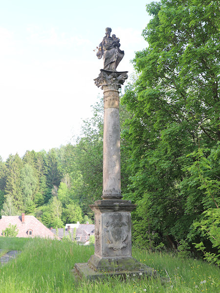 Die Mariensäule an der Kirche.