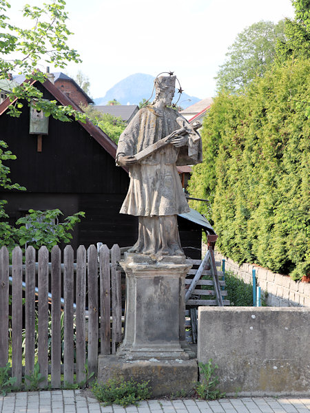 Staue des hl. Johann von Nepomuk an der Brücke über den Bach.