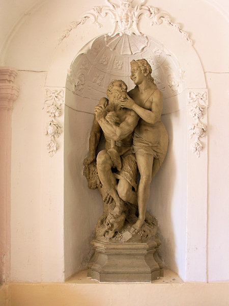 Sousoší Herkula s Omfalé od Antonína Brauna v zámeckém průjezdu.