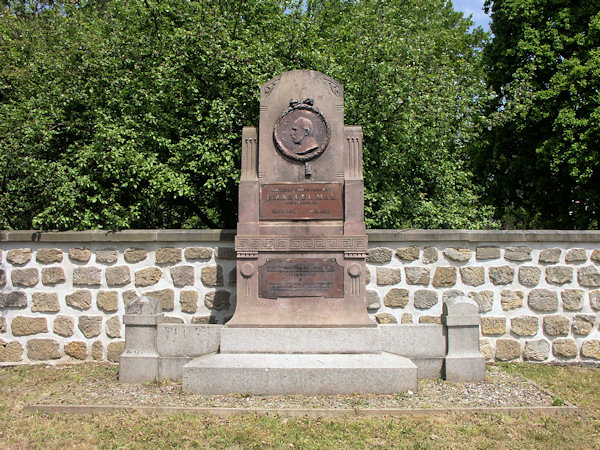Das Emanuel-Max-Denkmal an der Strasse nach Nový Bor (Haida).