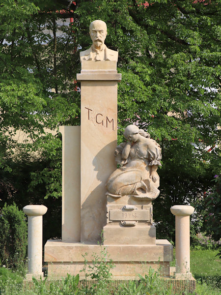 Pomník T. G. Masaryka v parčíku u kostela.
