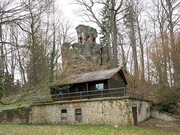 Zřícenina skalního hrádku v bývalém zámeckém parku.