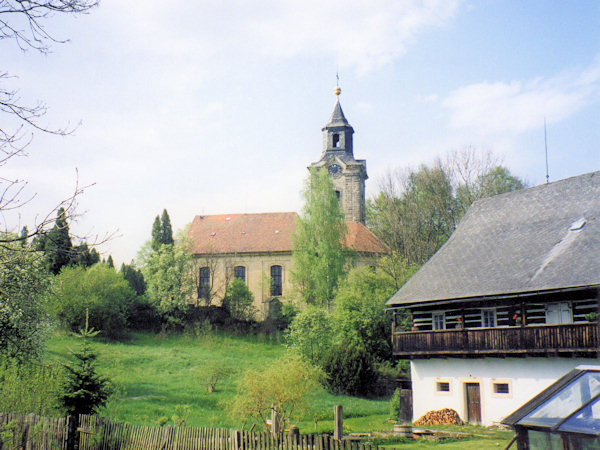 Anhöhe mit der Kirche St. Peter und Paul, im Vordergrunde.