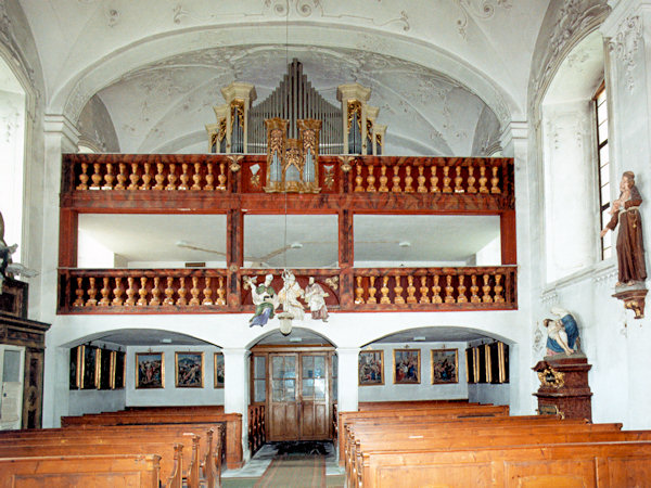 Dřevěná empora v kostele sv. Petra a Pavla.