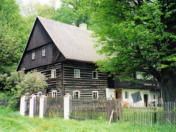 Unter Denkmalschutz stehendes Haus No. 8 unweit der Kirche.