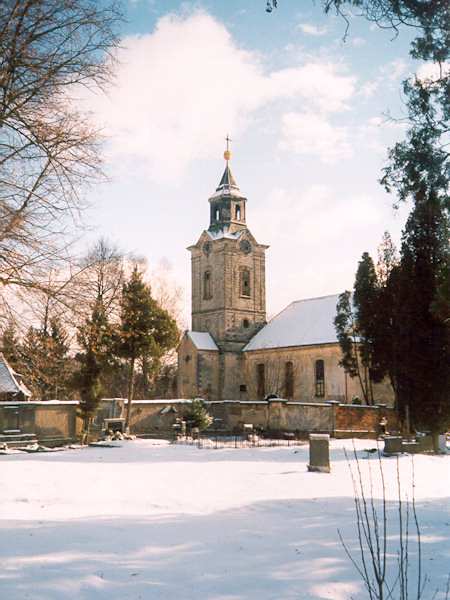 Zimní pohled na kostel sv. Petra a Pavla.