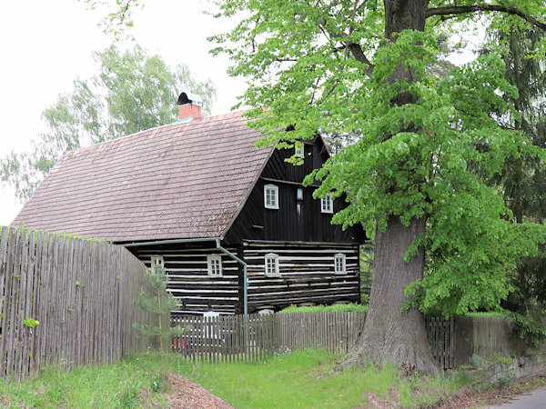 Einstöckiges Umgebindehaus (Blockbau) an der Strasse nach Velenice (Wellnitz).