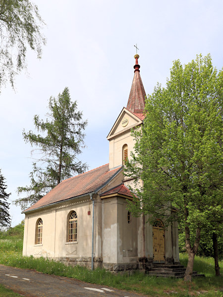 Kaple Nanebevstoupení Panny Marie uprostřed osady.