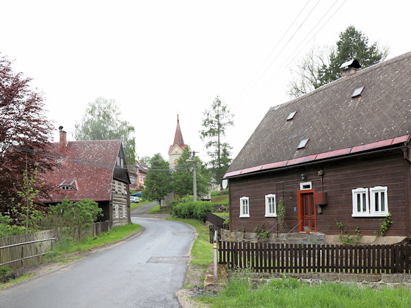 Střed osady s kaplí.