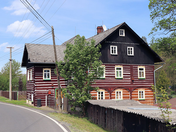 Einstöckiges Umgebindehaus in unteren Teil des Dorfes.