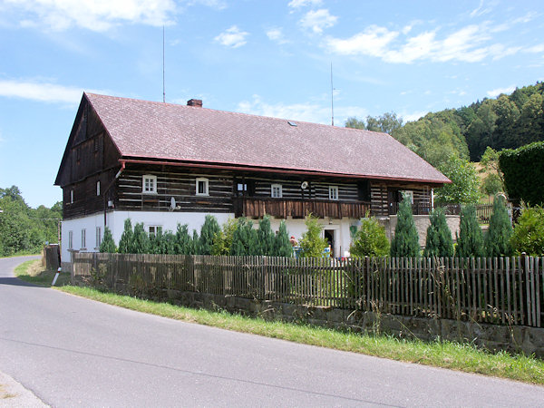 Denkmalgeschütztes Haus Nr.74 mit Fachwerkboden und Pavillon.